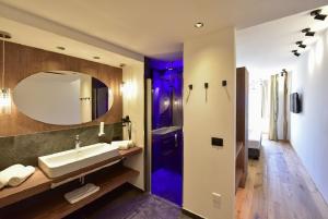 y baño con lavabo y espejo. en Hotel Goldene Traube, en Termeno