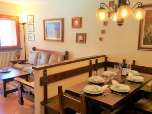 - un salon avec une table et un canapé dans l'établissement Apartament Limone, à Limone Piemonte