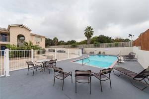 The swimming pool at or close to Motel 6-San Antonio, TX - Fiesta Trails