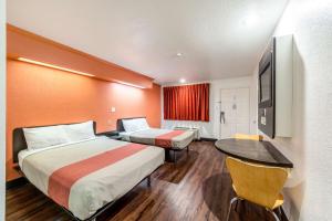 Ένα ή περισσότερα κρεβάτια σε δωμάτιο στο Motel 6 San Antonio, TX - Frost Bank Center +56 φωτογραφίες