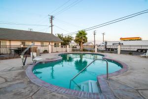 Bazén v ubytování Motel 6-Mojave, CA - Airport nebo v jeho okolí