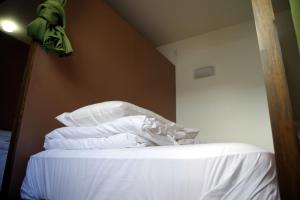 سرير أو أسرّة في غرفة في Guesthouse Imari Honjin