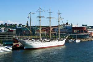 a large ship is docked in a harbor at Hotel Barken Viking in Gothenburg