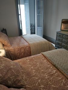 ポルトにあるGabriel Guesthouseのベッドルーム1室(ベッド2台、ドレッサー付)