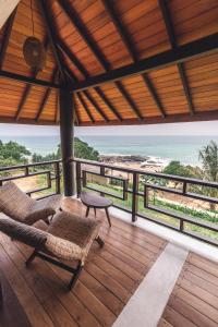 un portico con sedie e vista sull'oceano di OMIA a Tangalle