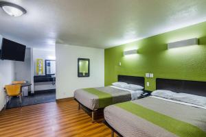 Een bed of bedden in een kamer bij Motel 6-Childress, TX