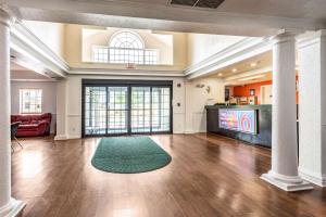 a living room with a couch and a television at Motel 6-Shreveport, LA in Shreveport