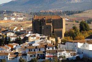 a small town with a church and a city at Apartamento Centro Merced in Ronda
