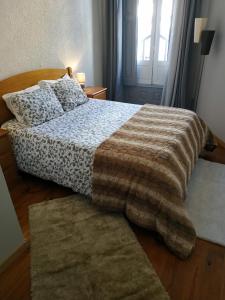 a bedroom with a bed and a dresser at Gabriel Guesthouse in Porto