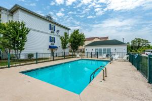a swimming pool in front of a house at Motel 6-Shreveport, LA in Shreveport