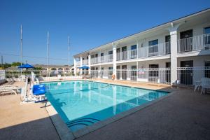 Bazén v ubytování Motel 6-Bryan, TX - University Area nebo v jeho okolí