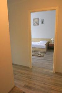 セイニにあるDom Litewskiのベッドルーム1室(ベッド1台付)、鏡付きのベッドルーム1室が備わります。
