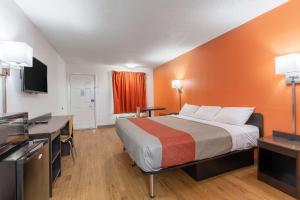 Postel nebo postele na pokoji v ubytování Motel 6-Bryan, TX - University Area