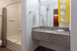 Koupelna v ubytování Motel 6-Bryan, TX - University Area