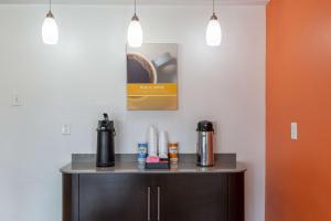 Příslušenství pro přípravu čaje a kávy v ubytování Motel 6-Bryan, TX - University Area