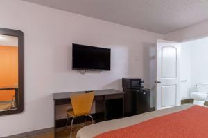 TV a/nebo společenská místnost v ubytování Motel 6-Bryan, TX - University Area