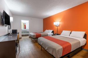 TV a/nebo společenská místnost v ubytování Motel 6-Bryan, TX - University Area