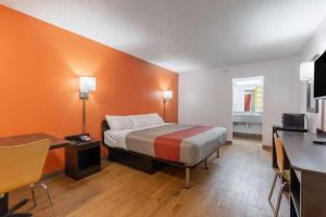 Postel nebo postele na pokoji v ubytování Motel 6-Bryan, TX - University Area