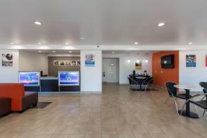 TV a/nebo společenská místnost v ubytování Motel 6-Bryan, TX - University Area