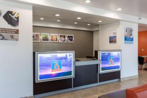 TV a/nebo společenská místnost v ubytování Motel 6-Bryan, TX - University Area