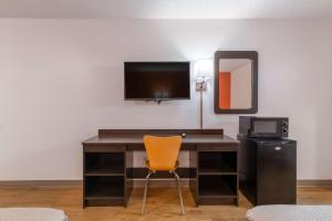 TV a/nebo společenská místnost v ubytování Motel 6-Bryan, TX - University Area