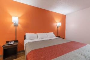 Postel nebo postele na pokoji v ubytování Motel 6-Bryan, TX - University Area