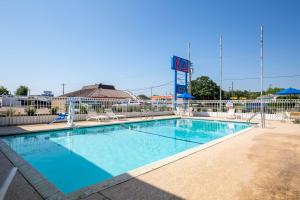 Bazén v ubytování Motel 6-Bryan, TX - University Area nebo v jeho okolí