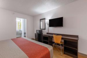 TV a/nebo společenská místnost v ubytování Motel 6-Bryan, TX - University Area