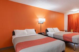 Postel nebo postele na pokoji v ubytování Motel 6-Bryan, TX - University Area