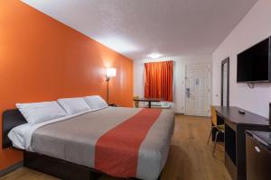 Postel nebo postele na pokoji v ubytování Motel 6-Bryan, TX - University Area
