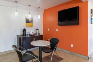 TV a/nebo společenská místnost v ubytování Motel 6-Bryan, TX - University Area
