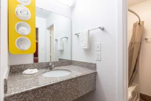 Koupelna v ubytování Motel 6-Bryan, TX - University Area