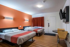 Postel nebo postele na pokoji v ubytování Motel 6-Sudbury, ON