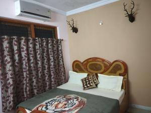 Tempat tidur dalam kamar di Pratibha Home stay