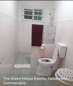 Een badkamer bij TAMAN INDAH RESORT