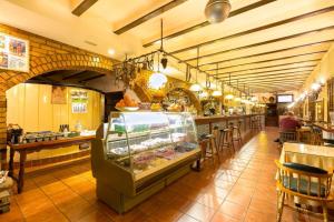 Reštaurácia alebo iné gastronomické zariadenie v ubytovaní Hotel Molino De Saydo