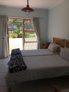 Un pat sau paturi într-o cameră la Blue Skies Country House