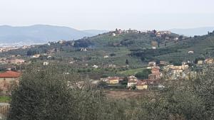 Vista generica sulle montagne o vista sulle montagne dall'interno della casa vacanze
