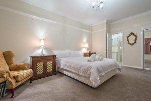 A bed or beds in a room at Serpentine Rose