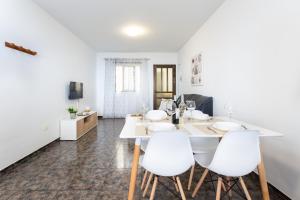 Televízia a/alebo spoločenská miestnosť v ubytovaní El Rincón with Sea View II + 16 fotografií