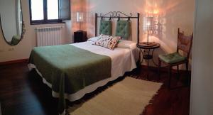 Apartamentos Rurales Casanova في تابيا دي كاسارييغو: غرفة نوم بسرير كبير ومرآة