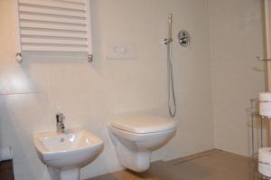 uma casa de banho com um WC e um lavatório em B&B La Via dell'Ambra em Due Carrare