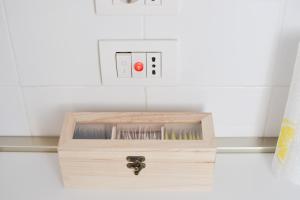 una caja de madera en un mostrador con un interruptor de luz en Casa Chiara Verona, en Verona