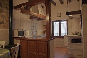 eine Küche mit einem Waschbecken und einer Theke in einem Zimmer in der Unterkunft El Rincón del Besaya in Villasuso de Cieza + 37 Fotos