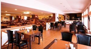 A restaurant or other place to eat at The Green Park Kartepe