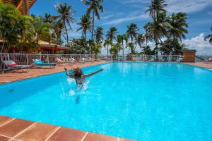 Bazén v ubytování Hotel Arawak Beach Resort nebo v jeho okolí