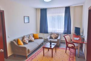 A seating area at The Green Park Kartepe