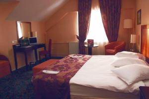 A bed or beds in a room at The Green Park Kartepe