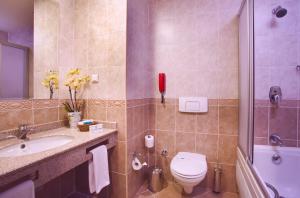 A bathroom at The Green Park Kartepe