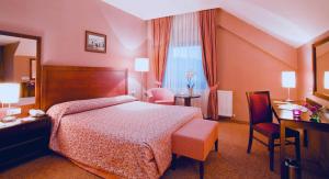 A bed or beds in a room at The Green Park Kartepe